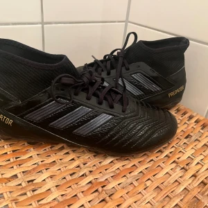 Adidas predator black  - Säljer mina adidas predator black i riktigt bra skick, har inte används mycket. Storlek: 44