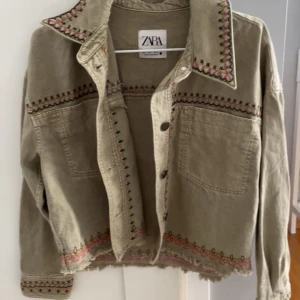 zara jacka  - Fin jeans jacka från Zara.Säljer då jag inte använder den.Inga defekter💗