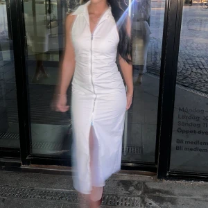 Vit klänning  - Säljer min klänning köpt i Zara Storlek S Nypris 599kr Säljer för 299kr