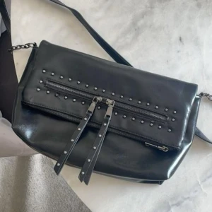 Väska - Som ny i skick, använd nån månad bara, Den är från zalando (finns inte kvar längre) Köpt för 339kr. Märket är river island