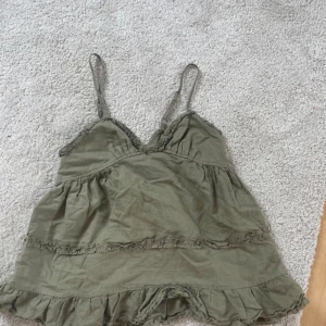 Sommar topp - Jätte fin grön sommartopp som tyvärr inte passar mig💕 (första bilden är lånad)