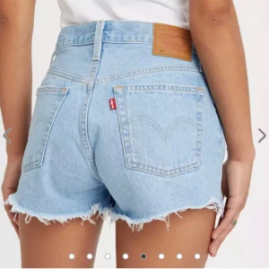 Levis jeans shorts - Jätte snygga jeans shorts från levis.Säljer då dom är för stora på mig.Inga defekter förutom trådarna där fram som är lite slitna.Knappt använda.💗