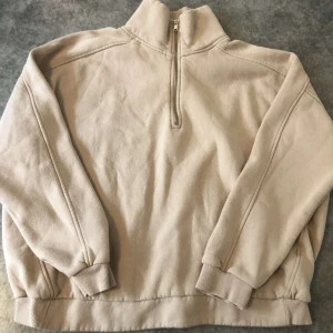 Beige sweatshirt gina tricot - För fler bilder skriv privat