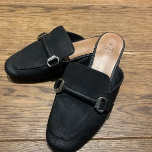 Mules storlek 36 - Snygga fauxläder mules. Mjuka sköna sulor. Svarta storlek 36