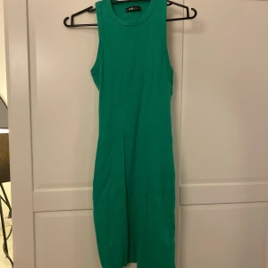 Grön midi klänning - Grön linne midi klänning i nyskick, endast testad. Slutar vid/över knäna.