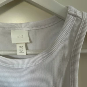 Basic vitt linne - Ett najjs basic vitt linne från H&M! Linnet har inga defekter och är mycket skönt och fint när man har på sig det!