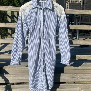 Klänning - Detta är en vacker skjortklänning. :)