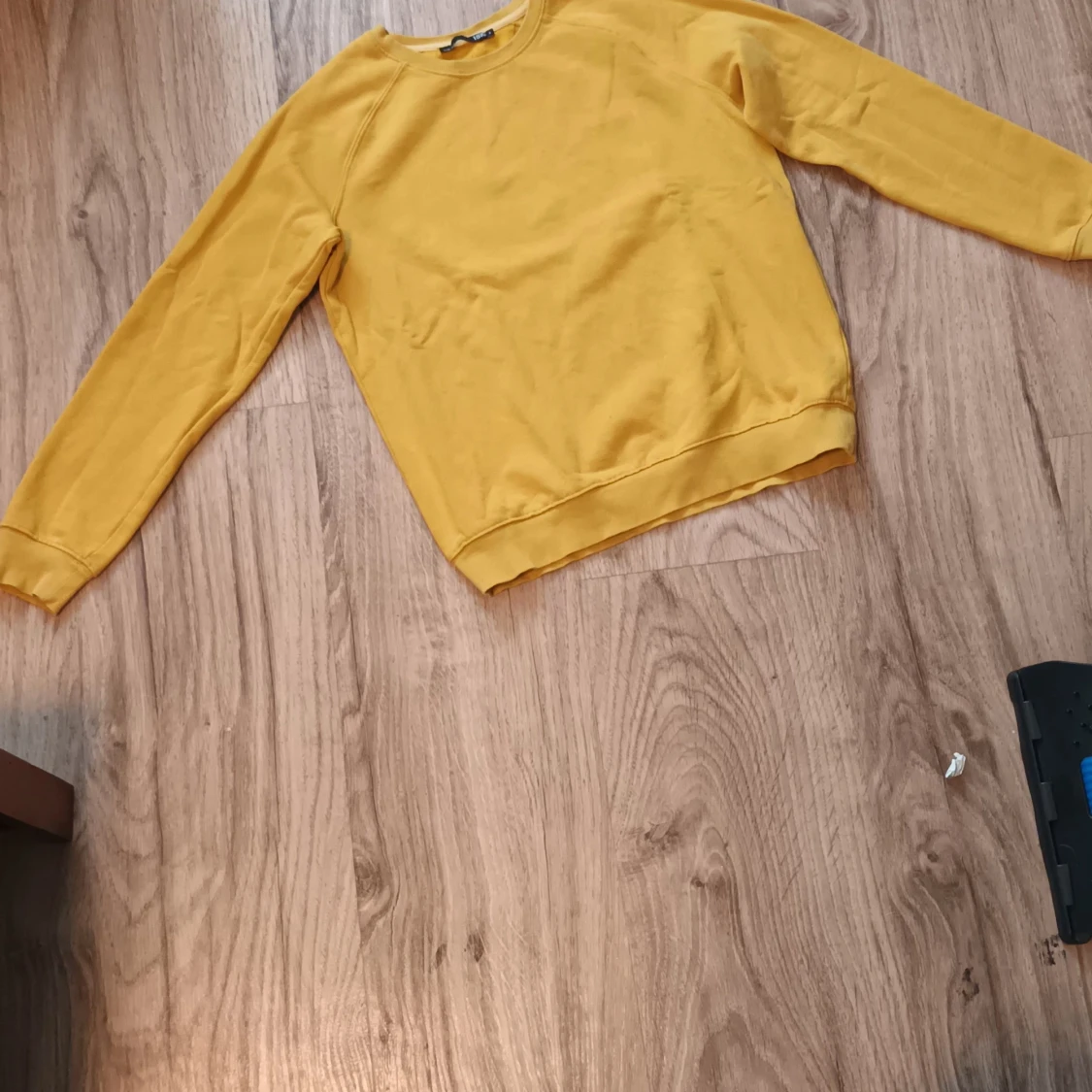 Två gula tjocktröjor  - 90