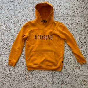 Orange Hoodie - Orange hoodie. Använd ute ett par gånger.