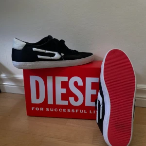 Diesel Skor - Säljer ett par riktigt feta diesel skor i storlek 43.           Skick: 7/10 - använda                                                                                                                       Nypris: ca 2600 Mitt pris: 1050kr