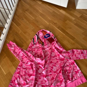 Rosa Bape Zip Up - Använd, nyskick. Storlek S, skriv till mig om du har frågor eller vill ha mer bilder.