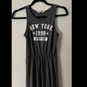 Sommarklänning! - Klänning från H&M barnavdelning storlek 146 men passar S/XS. Knappt använd! Jätteskön och fin till sommaren. Resår i midjan och slutar ungefär vid knäna beroende på hur lång man är.