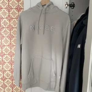 Nicce hoodie - Säljer min nästan helt oanvända nicce hoodie i storlek M då jag inte använder den. Skick, 10/10.