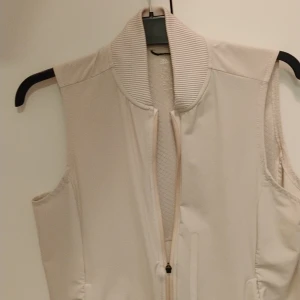 Adidas sportväst beige - Adidas sportväst storlek 40/42, beige