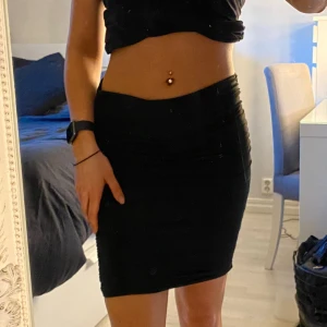 Svart kjol - Fin svart kjol med ”ribbat” material, (skriv för bättre bilder) ✨