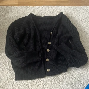 Cardigan - En svart lite oversized cardigan som är jättemysig