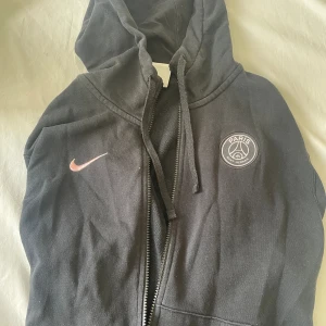 PSG Zip Up Hoodie - Condition 8/10  Använder aldrig så försöker sälja.