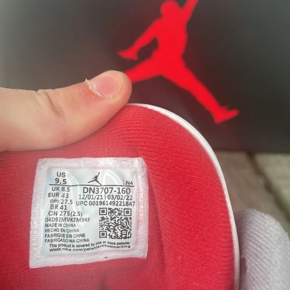 Ett par riktigt feta jordan 3 fire red säljes. Skicket är 10/10, perfekt till dig som samlar eller behöver ett par nya dojor. De är äktighetscheckade i butik och har ett nypris av cirka 2500kr. Skor.