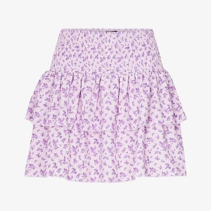 Lila blommig kjol! - Säljer min lila blommiga kjol från Gina Tricot! Den är i storleken Small och har andvänds cirka 2 gånger🫶☺️!  Kontakta gärna vid fler frågor eller bilder!💞🌸💐 Org pris : 299