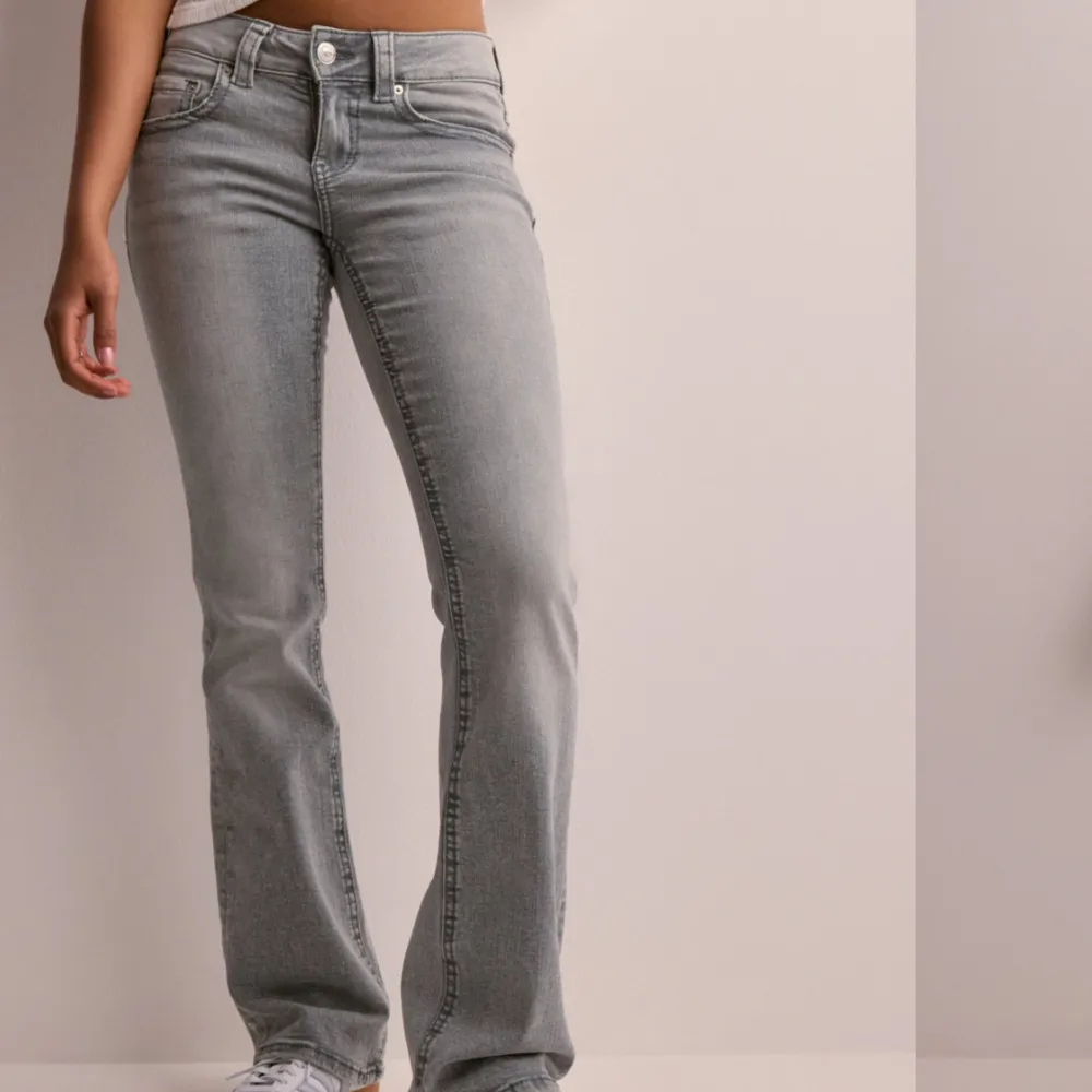 Helt nya och aldrig använda lågmidjade jeans från Ginatricot. Säljer då de tyvärr inte passade när jag fick hem dem. 🙌☺️säljer för 450, men kan även tänka mig att byta mot några liknande i storlek 36!. Jeans & Byxor.