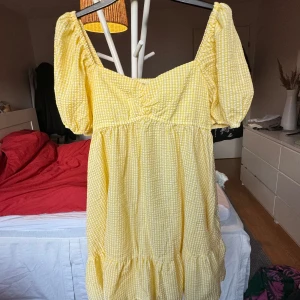 Sommarklänning  - Helt nyinköpt har inte hunnit använda än och är tyvärr lite för liten. Den är köpt på Shein och är i bra skick!  