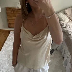 Topp med glitterband  - Beige topp med glitterband, 100% viscose. Använd en gång❣️