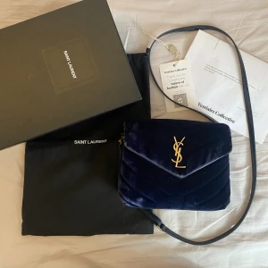 Ysl loulou toy bag - Byter eller säljer denna Saint Laurent Loulou toy väska❤️ Kom endast med seriösa bud! Nypris över 17.000kr💘 min är sliten så skriv för fler bilder!💘 Har dustbag, kartong och certifikat för äkthet!😇💕BYTER ENDAST MOT VÄSKOR I SAMMA VÄRDE🥰