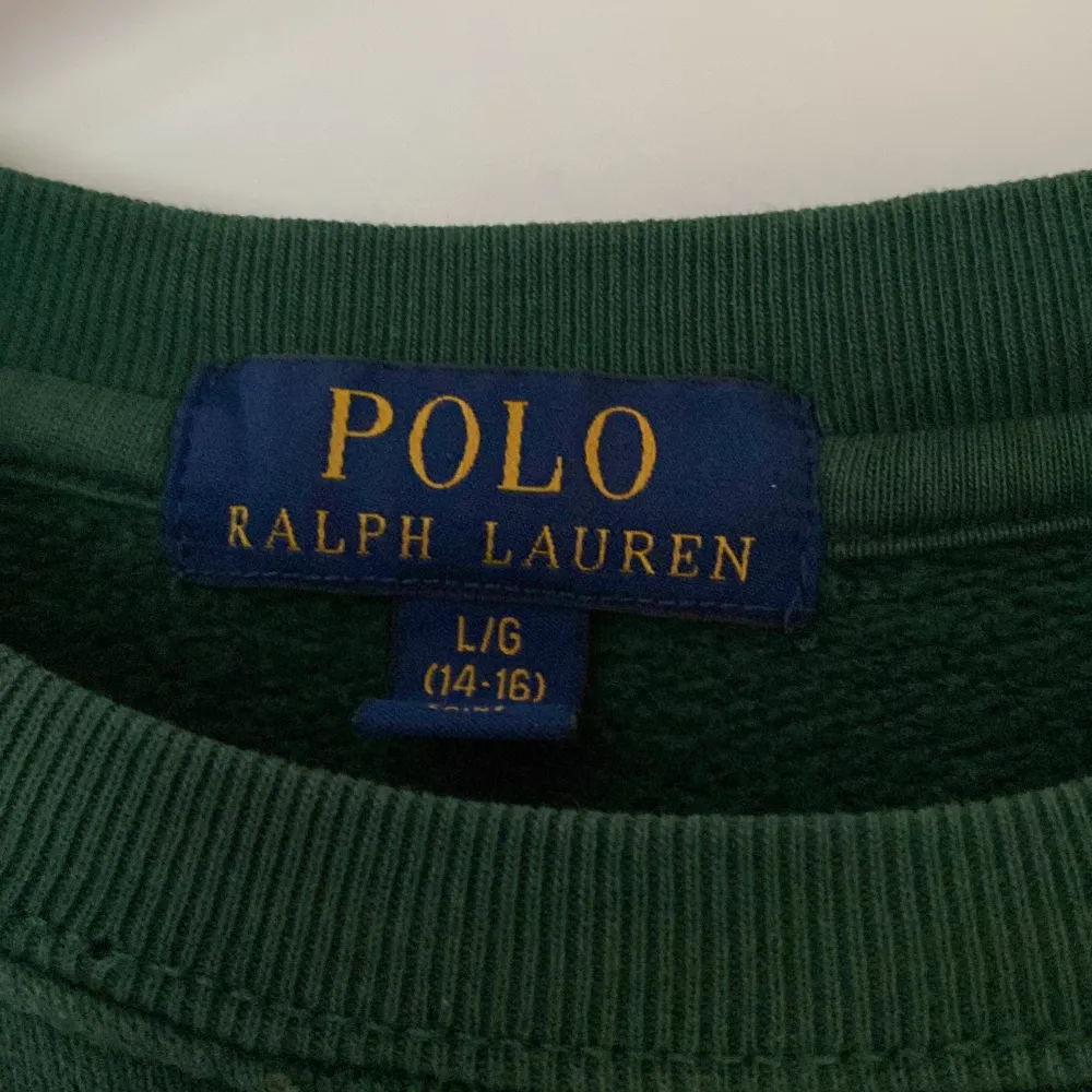 Fin grön tröja från polo Ralph lauren! 10/10 skick, inga defekter eller märken. Passar jätte bra upp tlll 170 cm. Säljer då den är för liten för mig. Skit snygg inför sommaren. Tröjor & Koftor.