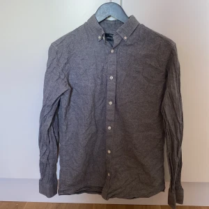 Grå skjorta - Grå skjorta i slimfit