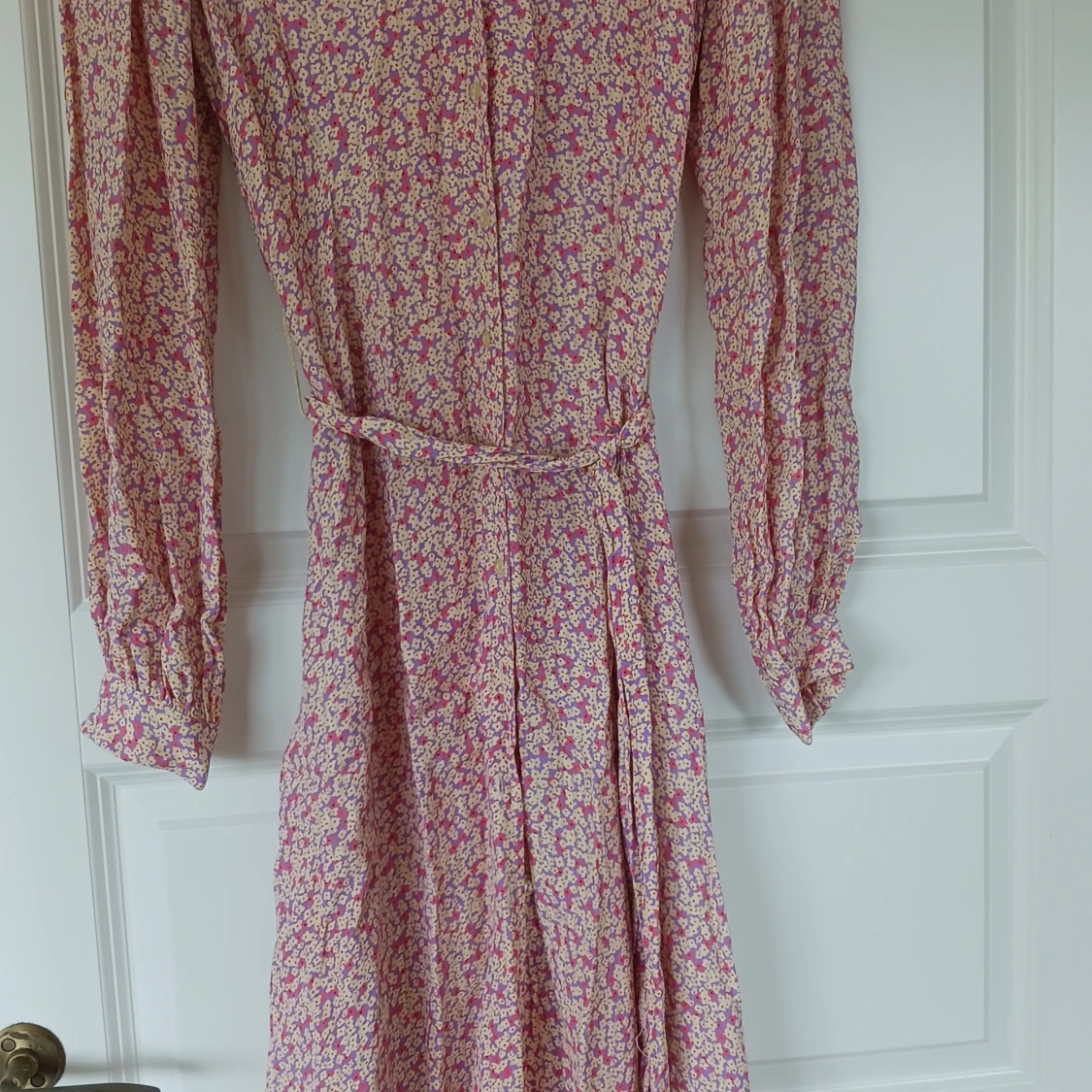 Blommig långklänning med skärp i midjan, 