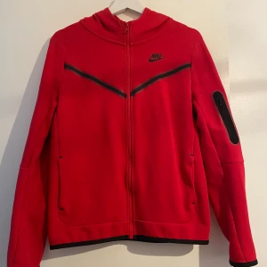Nike tech  - Röd Nike tech, storlek XL på junior (170) 