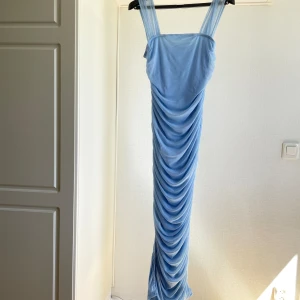 Blå klänning  - Storlek 40 oanvänd 