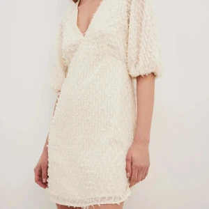 Nakd vit kort klänning, puffärm - Världens sötaste vita klänning från Nakd! Söta ouff ärmar och så fint tyg, den är i helt nytt skick med lappar kvar! Nypris:449kr Har massa egna bilder, bara att skriva privat❤️ Säljer då ja köpte 2 storlekar men glömde lämna tillbaka ena…