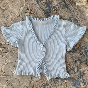 Bolero - Supersöt ljusblå topp som kan knäppas eller användas som bolero från chiquelle. Den är onesized men skulle säga att den passar xs-s.💞