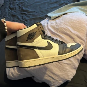 Jordan 1 mocha high 45 - Säljer mina mochas  Fint skick aldrig använda utomhus Använt dem på gymmet . Knappt creasade  Ingen låda eller kvitto men är äkta Passar inte pris kom med bud 