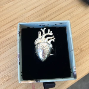 Ioaku ring - Super fin hjärt ring från Iokau i toppen skick! Ny pris 599, mitt pris 349. Ringen är justerbar så passar alla! Skriv vid funderingar!❤️