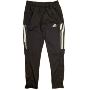 Adidas track pants - Adidas träningsbyxor i okej skick