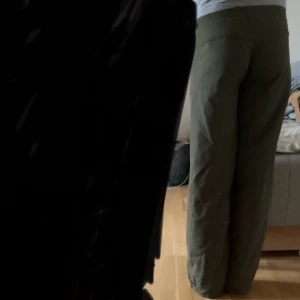 Vida träningsbyxor  - Gröna vida träningsbyxor från soc 