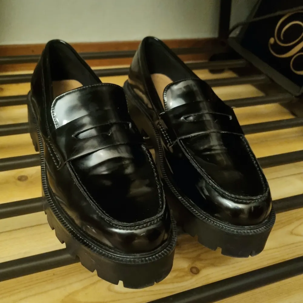 Svarta loafers köpta på HM för något år sedan. Nästan aldrig använda då det inte riktigt är min stil så därför i ett väldigt bra skick. . Skor.