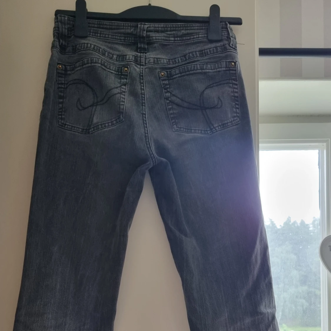 Gråa lågmidjade jeans  - 90