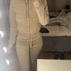 Velour mjukisset  - Mjukisset från Gina, beige färg i velourmaterial. Superskönt och fint mjukisset! Storlek xs i båda delar