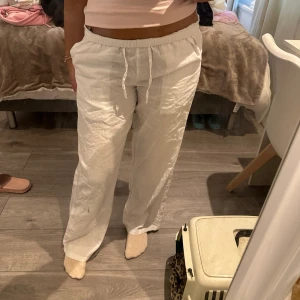 Linne byxor - Jätte fina linnebyxor från Gina Young i storleken 158/164 och passar mig som brukar ha w27 eller 36 i byxor! Nu är dom lite skrynkliga men blir ännu finare när man stryker dom! Endast använda ett par fåtal gånger och o bra skick! 