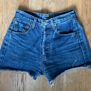 levis shorts - shorts från levis, i bra skick och kvalitet! köpta second hand, säljer då de är för små på mig! midjemått 28