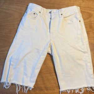 Levis 501, shorts - Ett par vita shorts, Levis 501. Skulle uppskatta att den är stolek 29. 