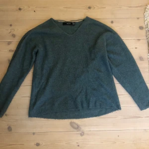 Stickad tröja - Jättemysig stickad tröja från Vero Moda. Har haft jättelänge men knappt använt den. Nypris 299kr