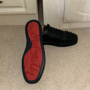 Louboutin  - Oanvända Louboutins storlek 44,en tagg är borta köpte de så utan sin box. Fraktar de från England till dig på grund av att jag bor i England😁