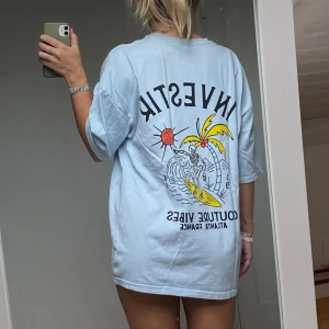 Snygg oversize T-shirt  - Jättesnygg ljusblå T-shirt jag använder som klänning, köpt i Colombia 🩷