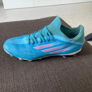 Adidas Fotbollskor - Blåa adidas fotbollsskor i bra skick.