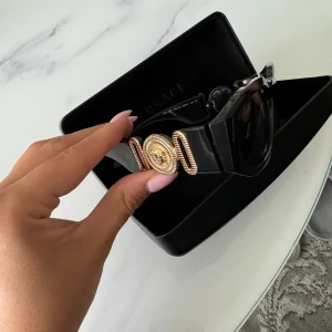 Versace unisex solglasögon  - Versace Biggie unisex solglasögon, i skick som nya, köpta i zalando.  Fodral och duk medföljs.  Nypris: 2715kr