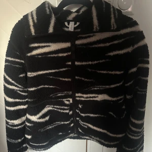 Hm kofta/jacka 🥰 - Säljer denna kofta/jacka i zebra mönster från HM som trendade i vintras! Säljer pga att den inte kommer till användning. Bra skick och skit snygg💓